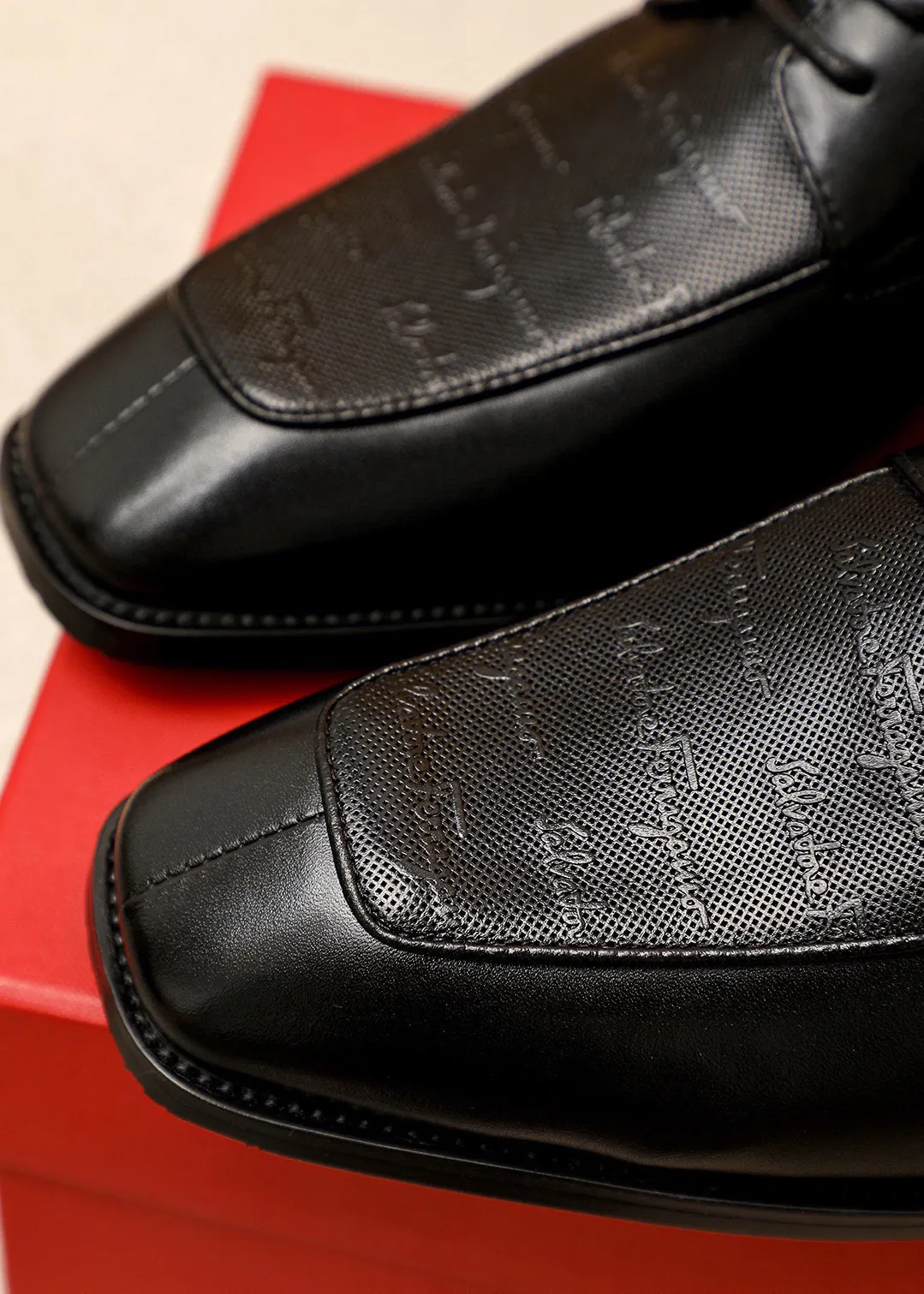 Men's shoes 💰442 💐 Product trademark: Ferragamo "Ferragamo" business leather shoes Regular size: 38-44 (45.46🉑️customized) Product materials: Selected imported first-layer calfskin embossed upper + luxury hardware buckle, imported water-dyed cow leather lining. Strong three-dimensional visual effect, original combination outsole Color: 1⃣️color optional